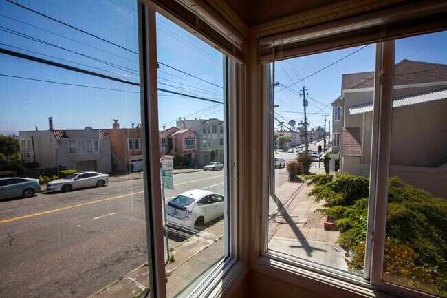 Building Photo - 700