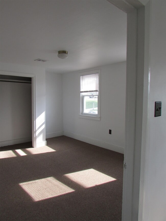 Building Photo - 418 N Earl St