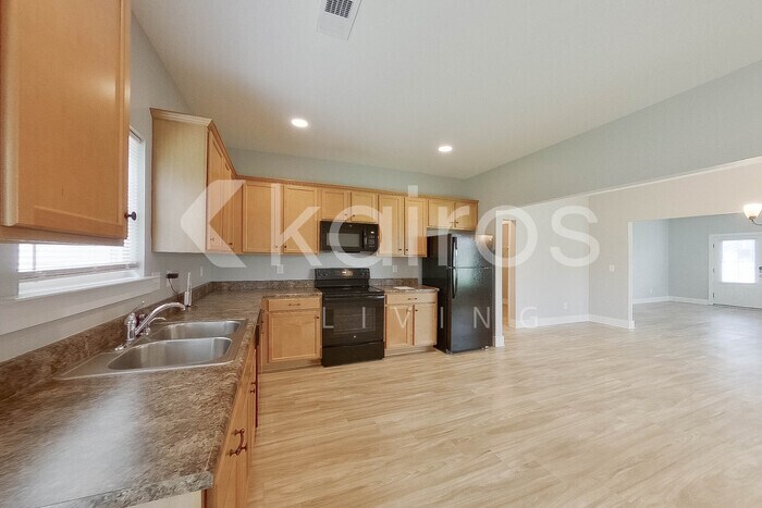 Building Photo - 165 Maple Leaf Dr