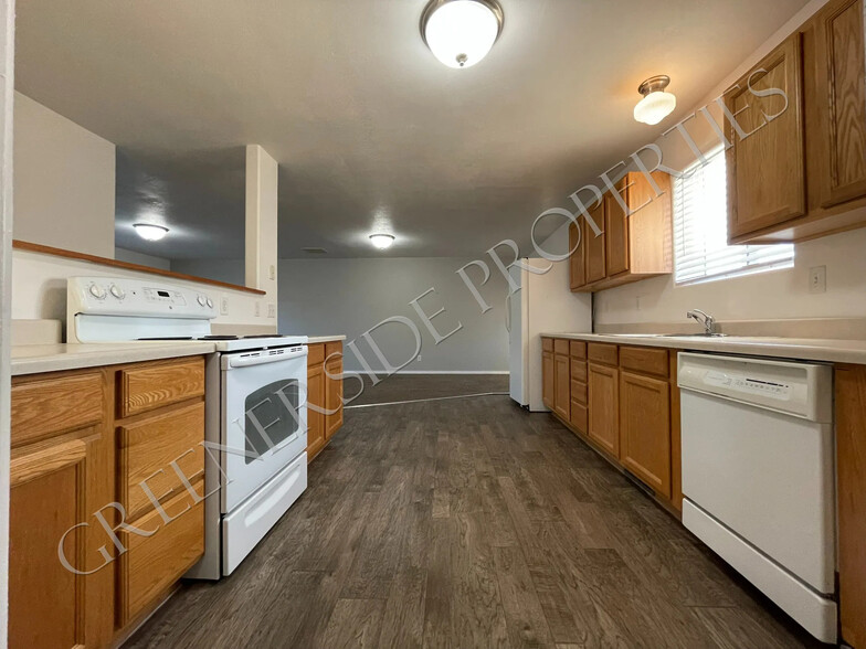 Kitchen - 430 2nd Ave W