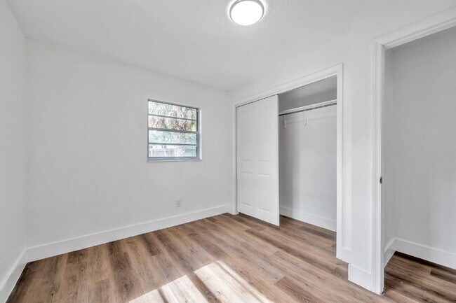 Building Photo - BEAUTIFULLY RENOVATED 2 BEDROOM, 1 BATH HO...