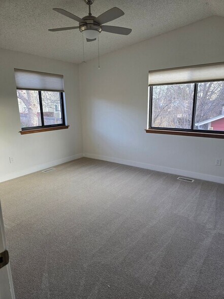 Building Photo - 443 Lincoln Cir