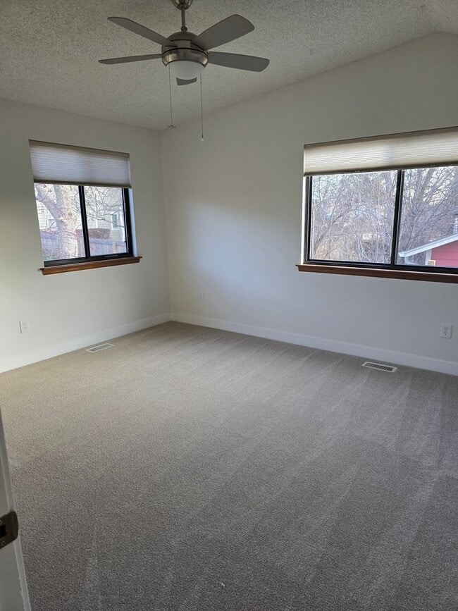 Building Photo - 443 Lincoln Cir