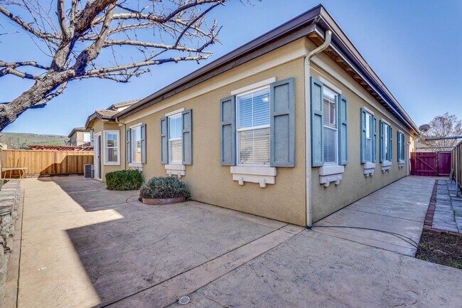 Building Photo - Spacious 3 Bedroom, 2 Bathroom Home with D...