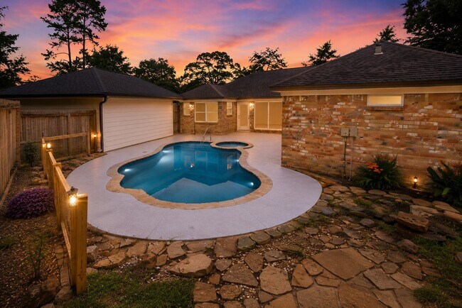 Building Photo - 15215 Parkville Dr