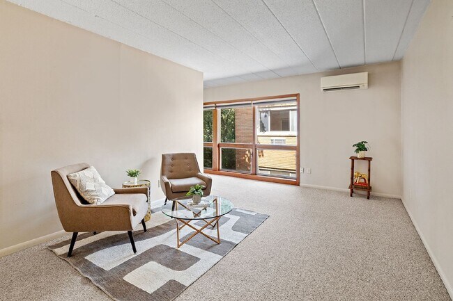 Building Photo - Charming 1 bedroom Condo Available Now!