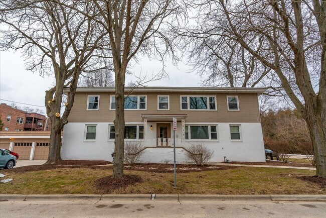 Building Photo - 717 Pickford St