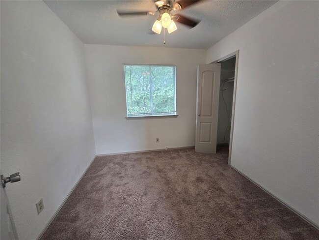 Building Photo - 807 Meadowcreek Dr