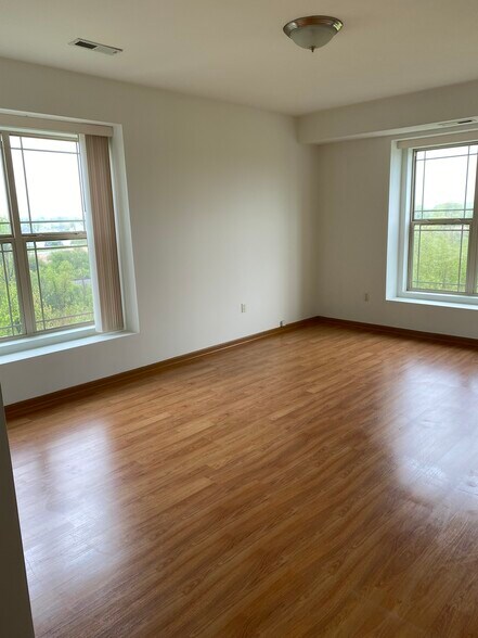 Main bedroom - 230 Hilldale Dr