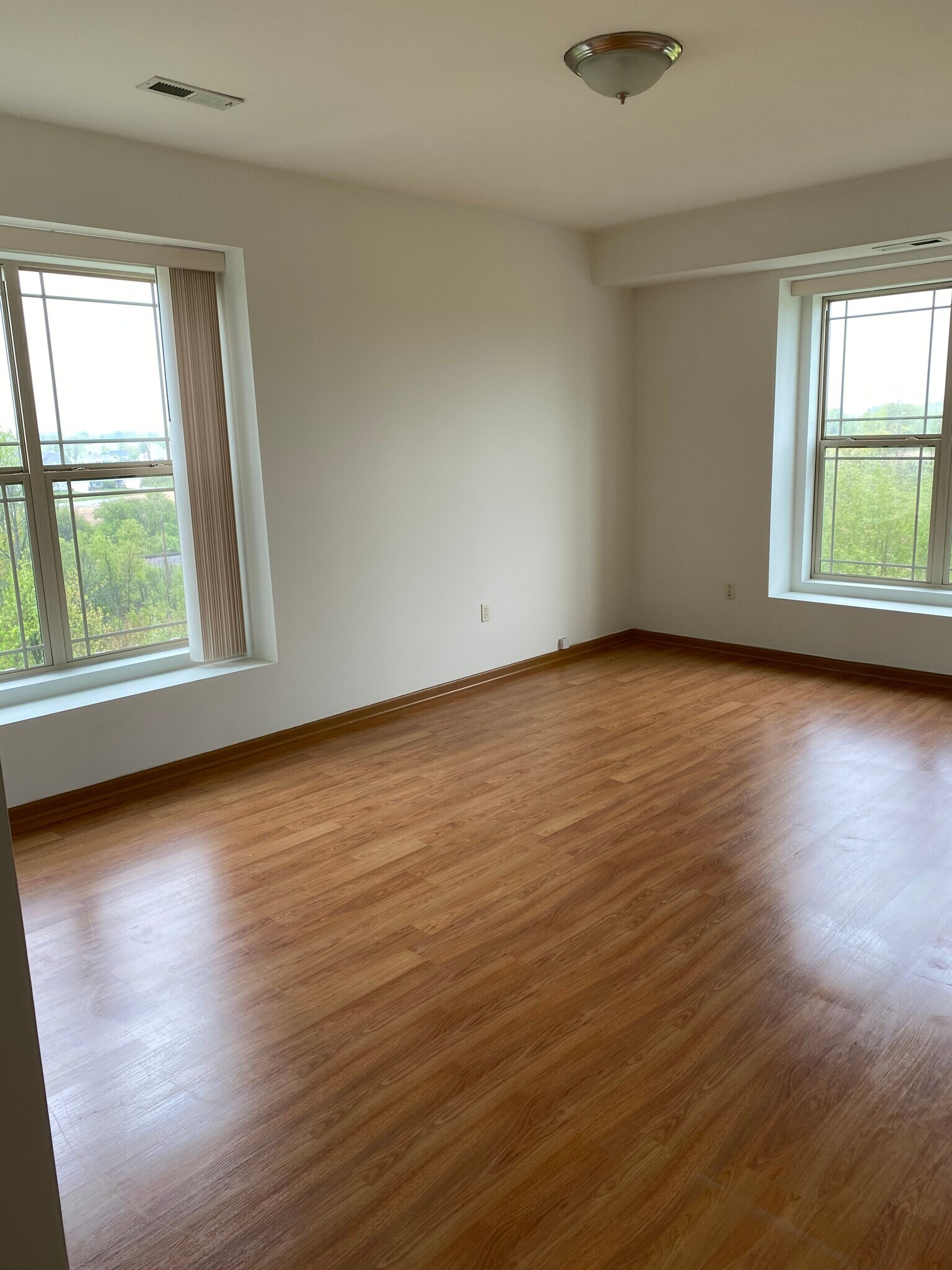 Main bedroom - 230 Hilldale Dr