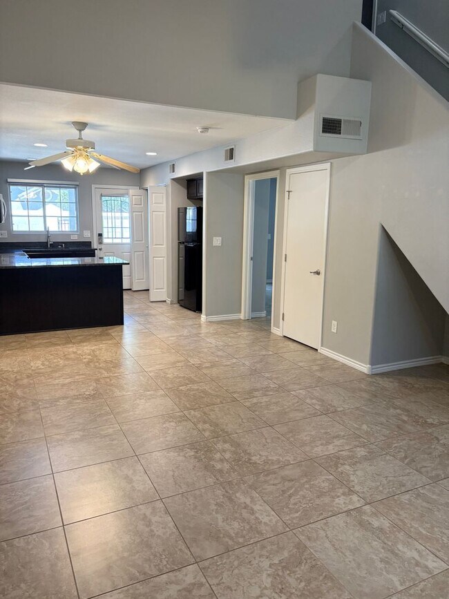 Building Photo - **WONDERFUL & SPACIOUS 3 BEDROOM/2.5 BATHROOM TOWNHOUSE IN CHANDLER (RAY & MCQUEEN)**