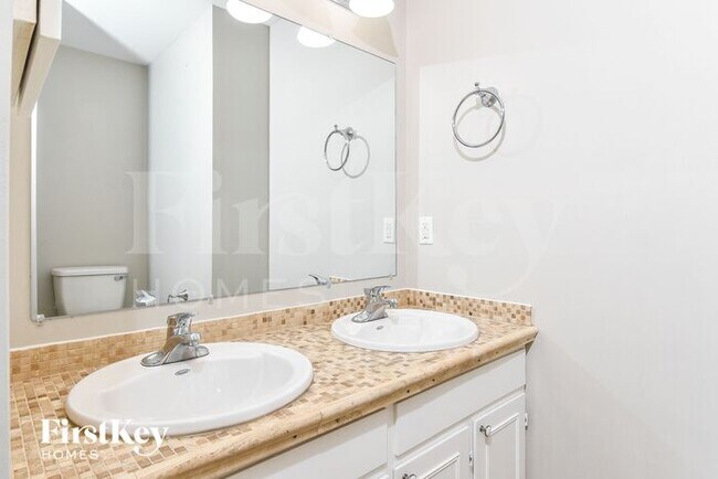 Building Photo - 1714 Clarendon Dr