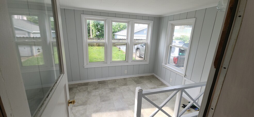 Sunporch entry - 104 E 2nd St