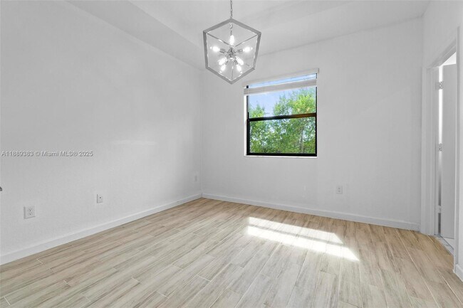 Building Photo - 20628 NE 7th Pl