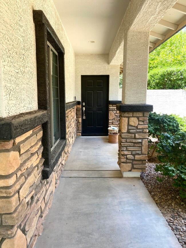 Building Photo - **BEAUTIFUL 3BEDROOM/2BATHROOM HOME LOCATE...