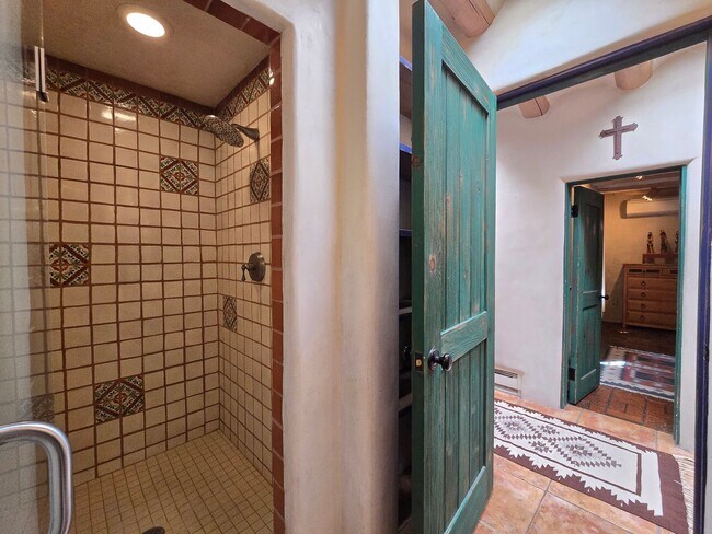 Building Photo - 770 Acequia Madre
