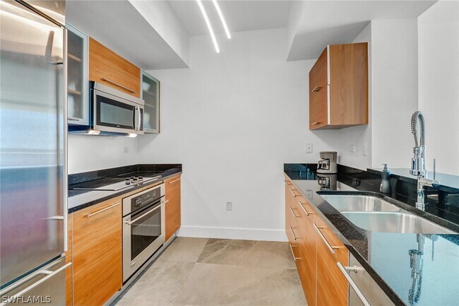 Primary Photo - 3000 Oasis Grand Blvd
