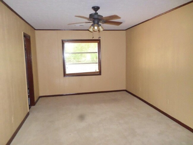 Building Photo - 170 Lake Dr