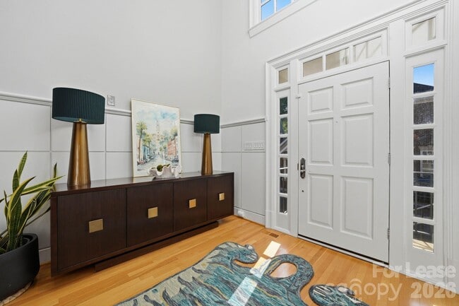 Building Photo - 1124 Dilworth Crescent Row