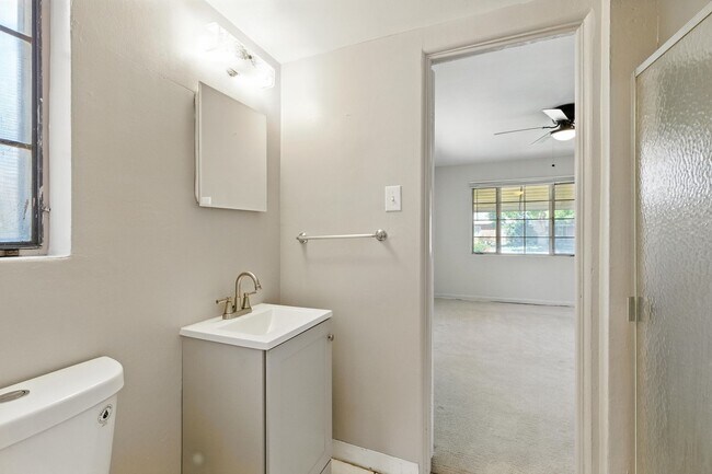 Building Photo - 3 Bedroom / 2 Bathroom Home With Large Bac...