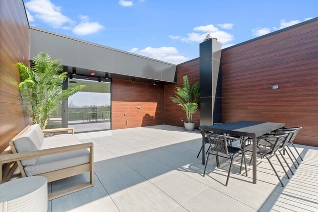 Building Photo - 3140 N Clybourn Ave