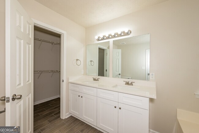 Building Photo - 2270 Village Dr