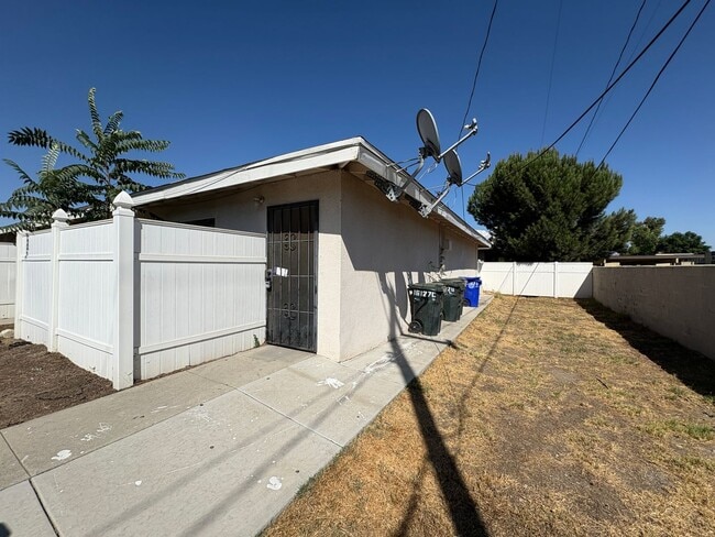 Building Photo - Tri-plex 2 bedroom 1 bathroom apartment of...