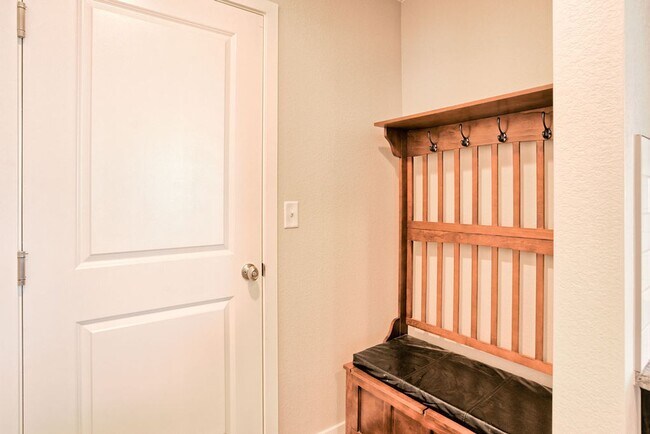 Building Photo - Beautiful 3 Bedroom Townhome in Mosaic