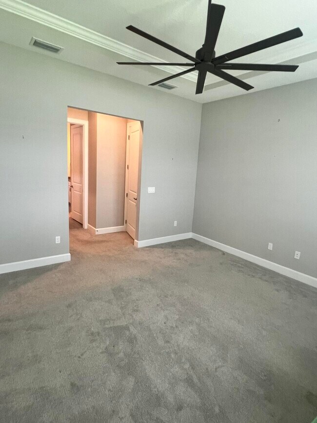 Building Photo - 655 S E Boboli Way