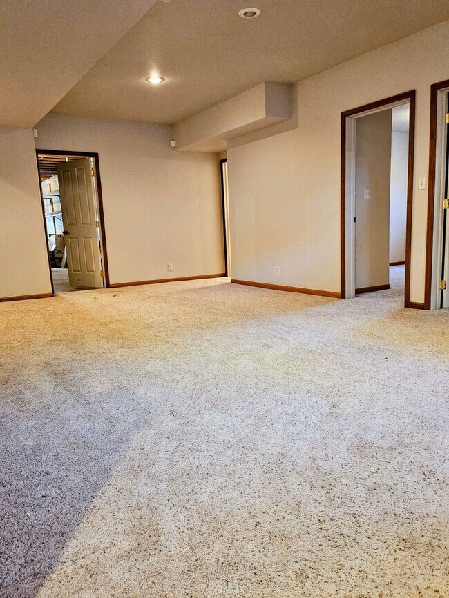 Building Photo - ALL PROSPECTIVE TENANTS MUST SUBMIT A $58 ...