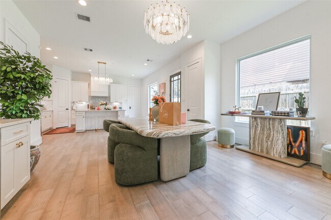 Building Photo - 5233 Darling St