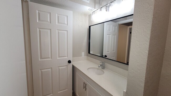 Building Photo - MOVE IN SPECIAL $500 OFF FIRST MONTH RENT-Lovely 2 bedroom apartment in Balcones Heights