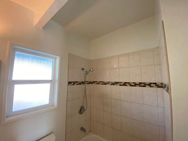 Building Photo - Recently Remodeled 3 bed 2 bath home in La...