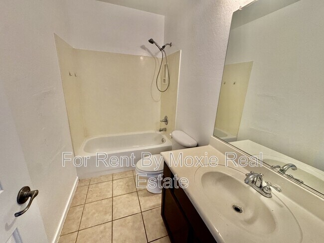 Building Photo - 330 S Farmer Ave