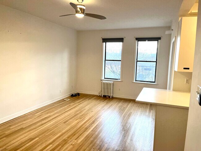 Building Photo - 821 Bergen Ave