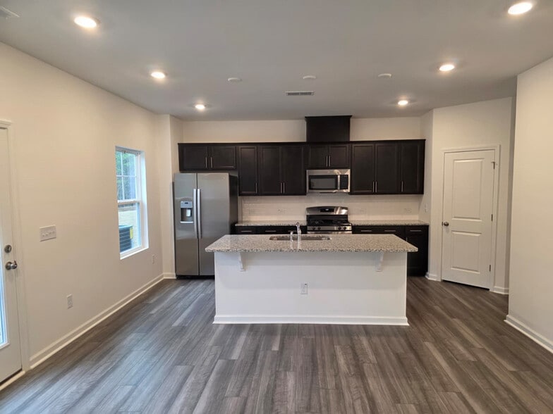 Building Photo - 528 Venetian Dr