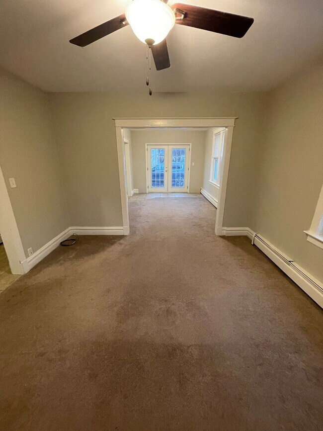 Building Photo - AVAILABLE Immediately! - Gorgeous 3 Bedroom 1 Bath Single Family Home!