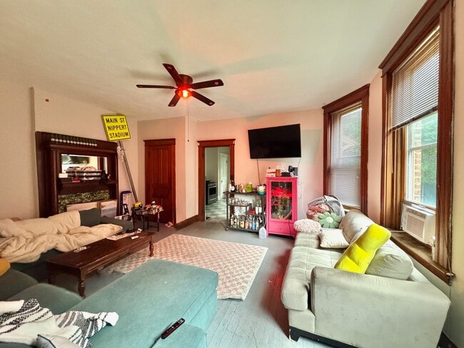 Building Photo - Spacious 4 bed/2 bath on Victor Mins. from...