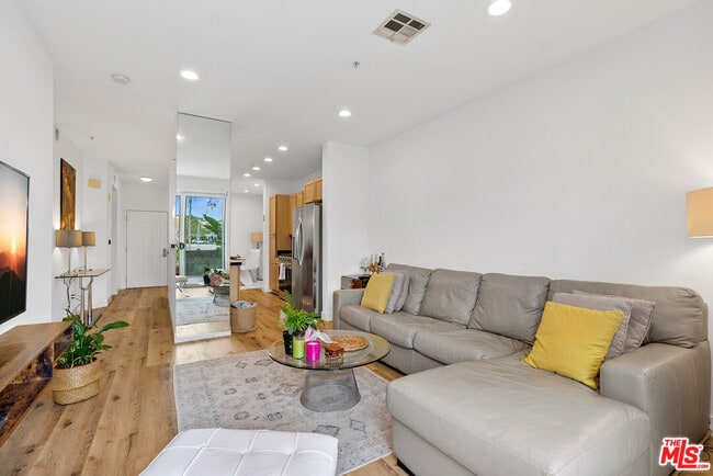 Building Photo - 6400 Crescent Prk E