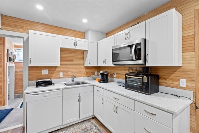 Building Photo - 43 Oceanside Dr