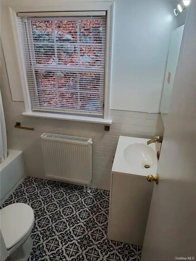 Building Photo - 32 Cherry St