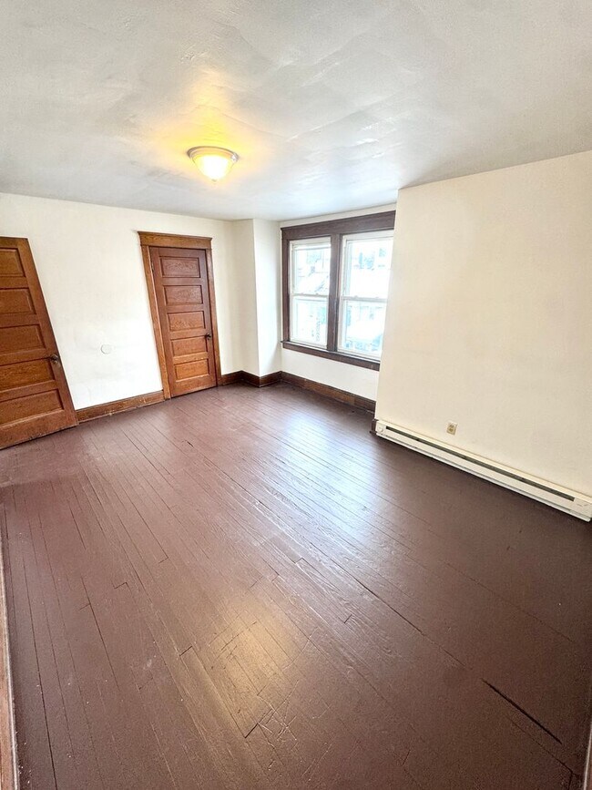 Building Photo - 819 E 5th St