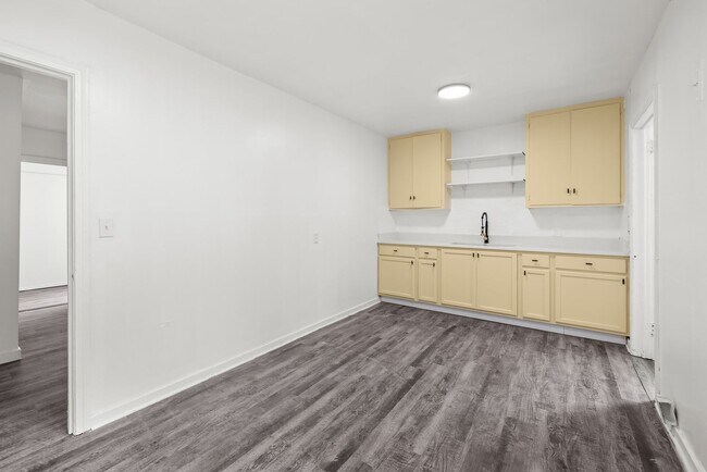 Building Photo - Charming 4 Bedroom, 2 Bathroom house