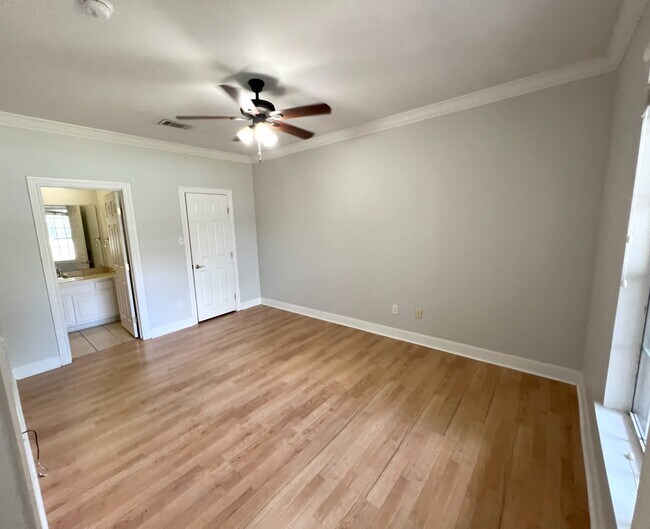 Building Photo - University View Condo, Gated 2 Bedroom Condo For Rent, Near LSU