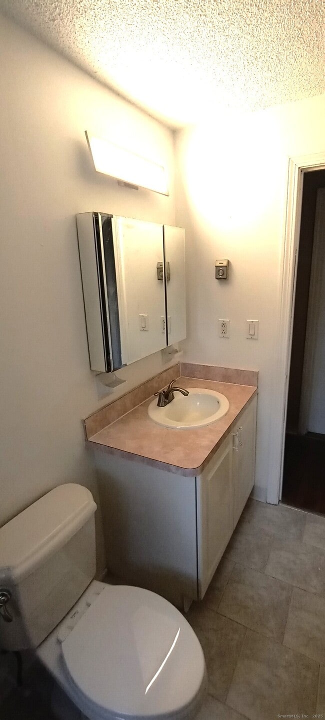 Building Photo - 152 Surrey Dr