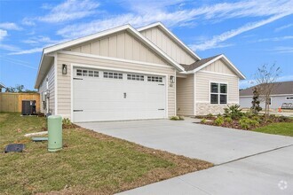 Building Photo - Custom 3/2.5 in Grand Oaks!!