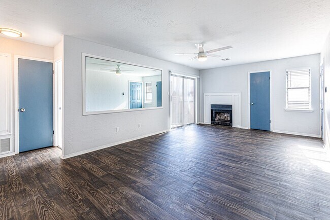 Building Photo - Spacious two-bedroom with fireplace!