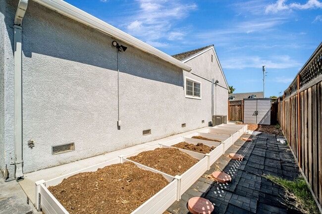 Building Photo - Charming 3BR/2BA Single Family Home for re...