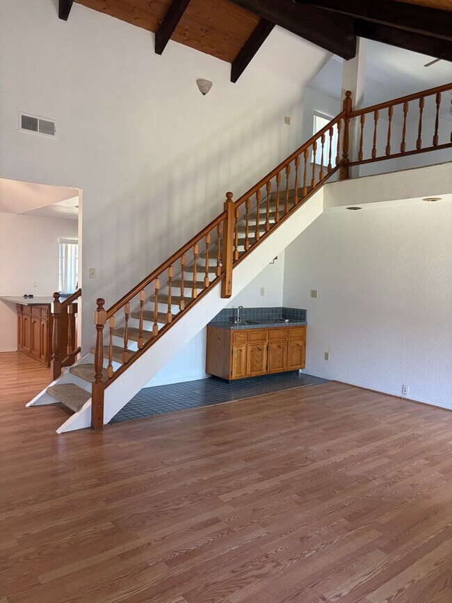 Building Photo - Exceptional 3 bedroom plus Loft or 4th bedroom