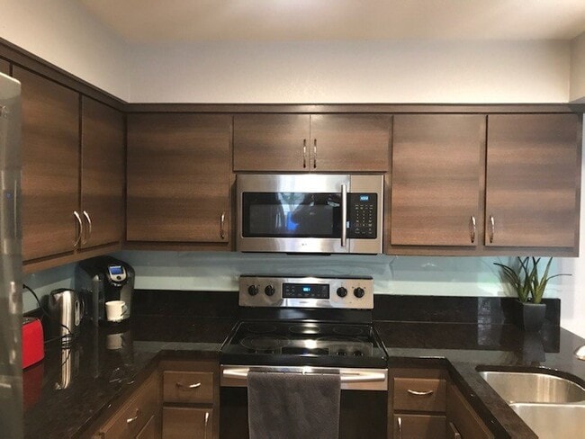 Building Photo - Beautiful 3 Bed/2.5 Bath Townhome